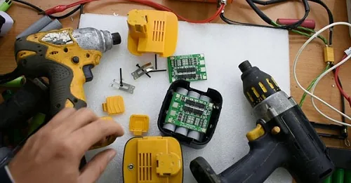 Thay pin máy khoan cầm tay